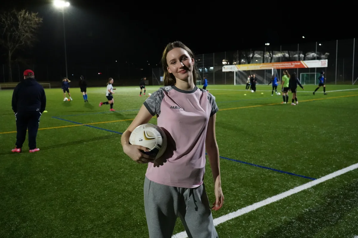 Jugendliche trainieren auf dem Kunstrasen im Eselriet.